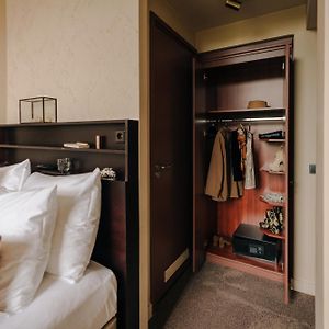 Kleine Kamer met een King Size Bed